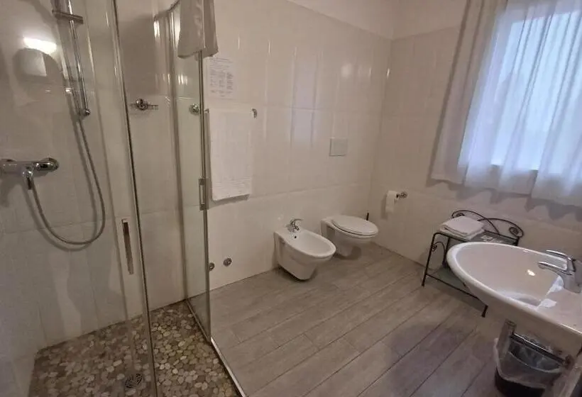 Superior Værelse, Arneroni
