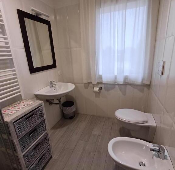 四人标准间, Arneroni