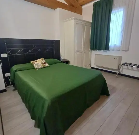 Basic Værelse, Arneroni