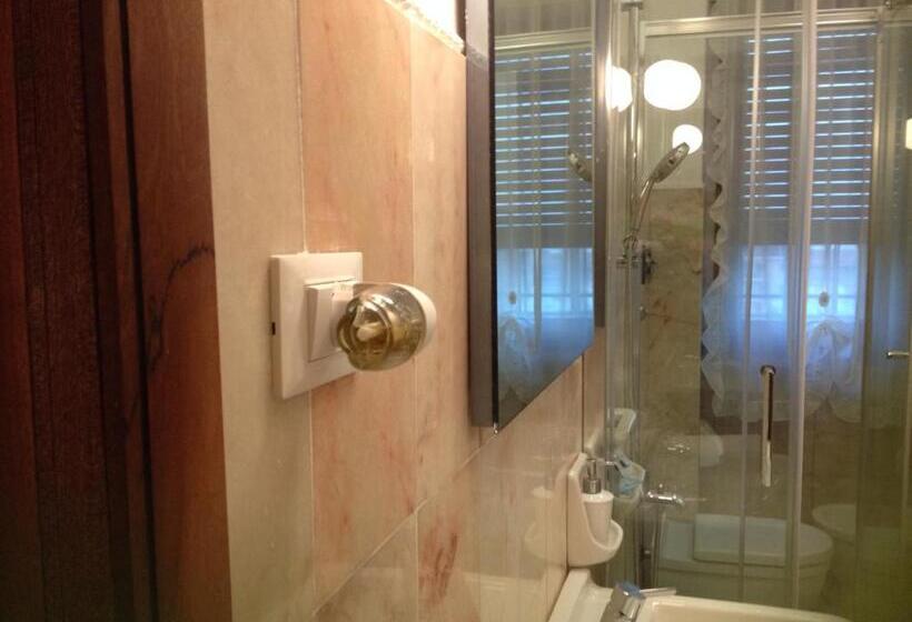 اتاق اساندارد با چشم‌انداز جانبی به دریا, La Dimora Del Conte