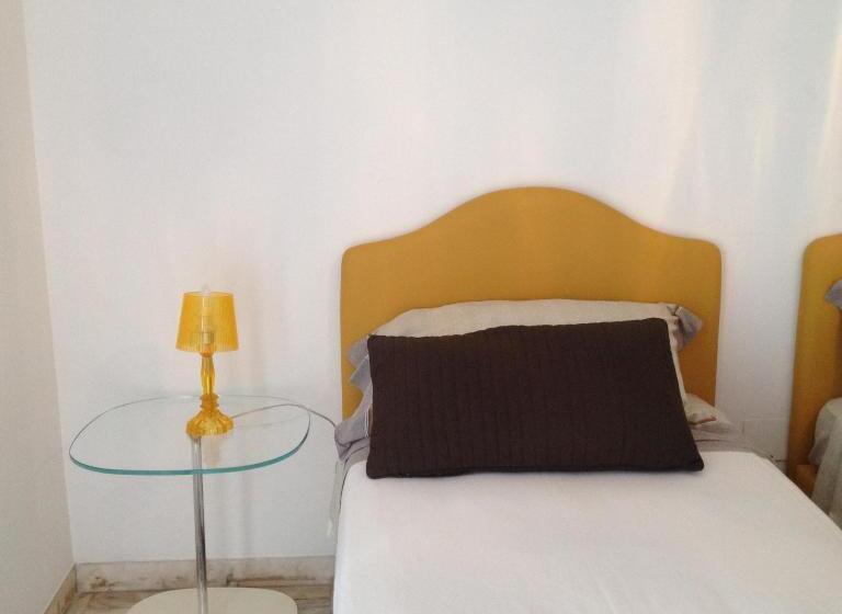 اتاق اساندارد با چشم‌انداز جانبی به دریا, La Dimora Del Conte