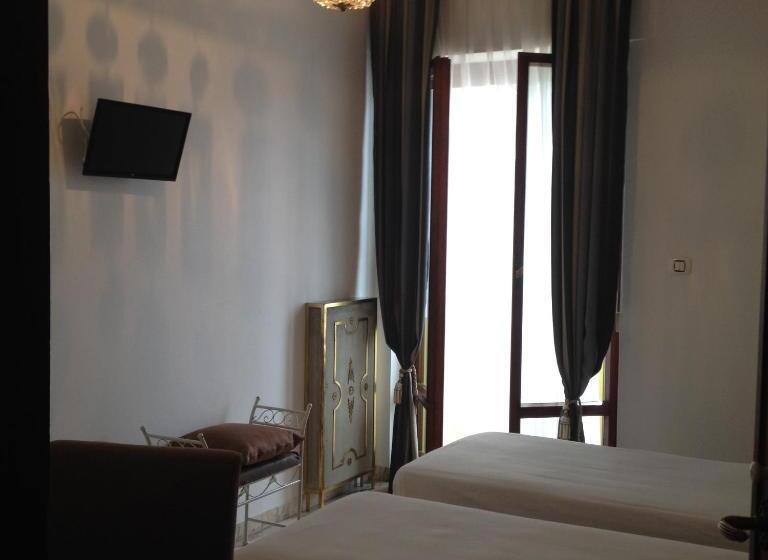 اتاق اساندارد با چشم‌انداز جانبی به دریا, La Dimora Del Conte