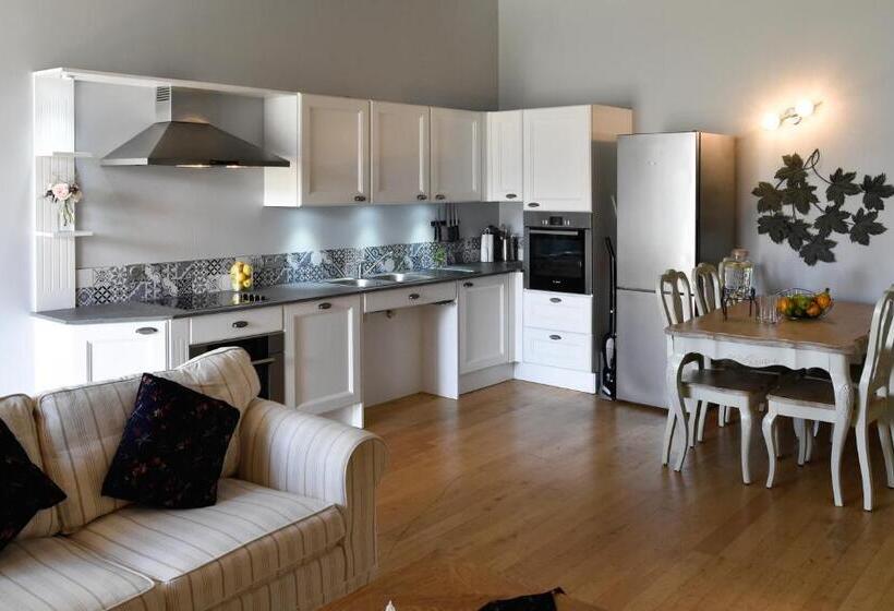 带2个卧室的套房, Chateau De Jalesnes