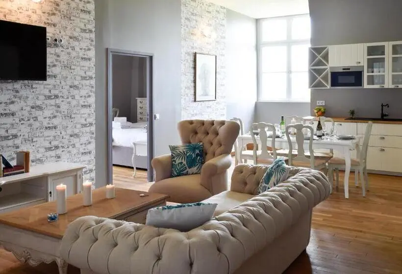 3 Bedroom Suite, Chateau De Jalesnes