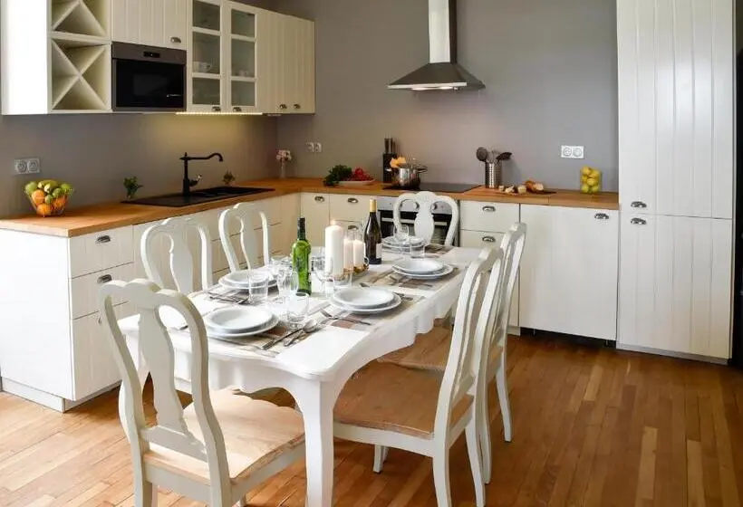 3 Bedroom Suite, Chateau De Jalesnes