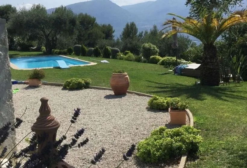 Perhesviitti, Mas De Provence En Riviera