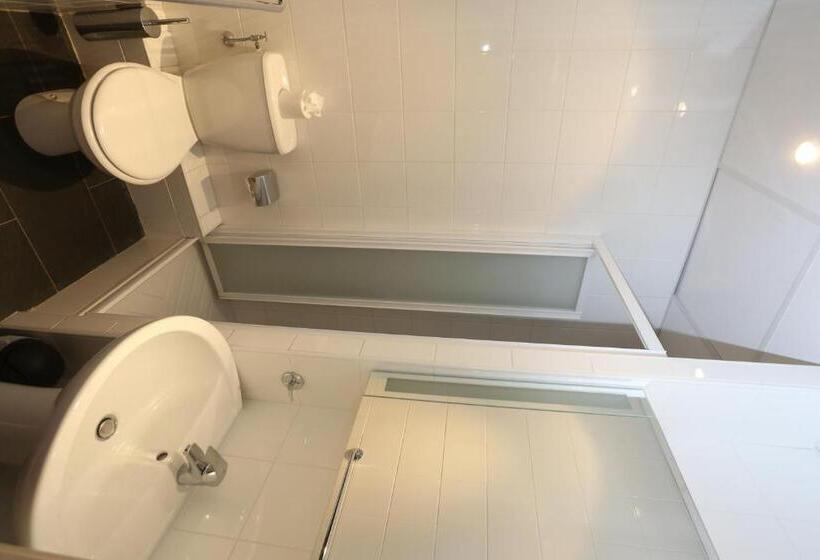 חדר בסיסי, O Sullivans Bar And