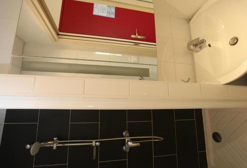 חדר בסיסי, O Sullivans Bar And