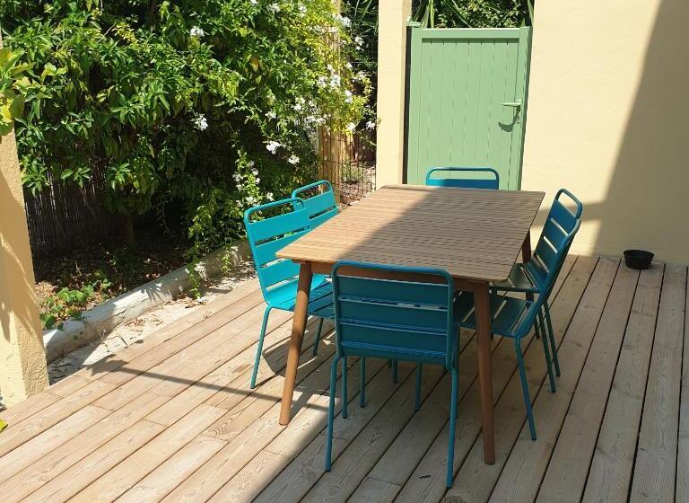 דירת חדר בקומת קרקע, O Sullivans Bar And