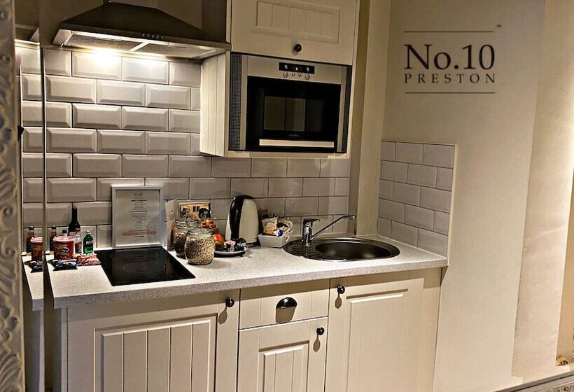 شقة غرفتين, No.10 Preston