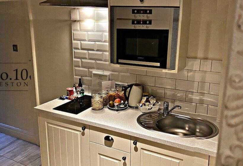 شقة غرفتين, No.10 Preston