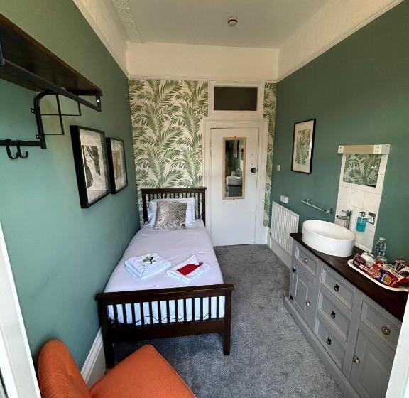 اتاق استاندارد یک نفره با چشم‌انداز دریا, The Lyndhurst Guest House