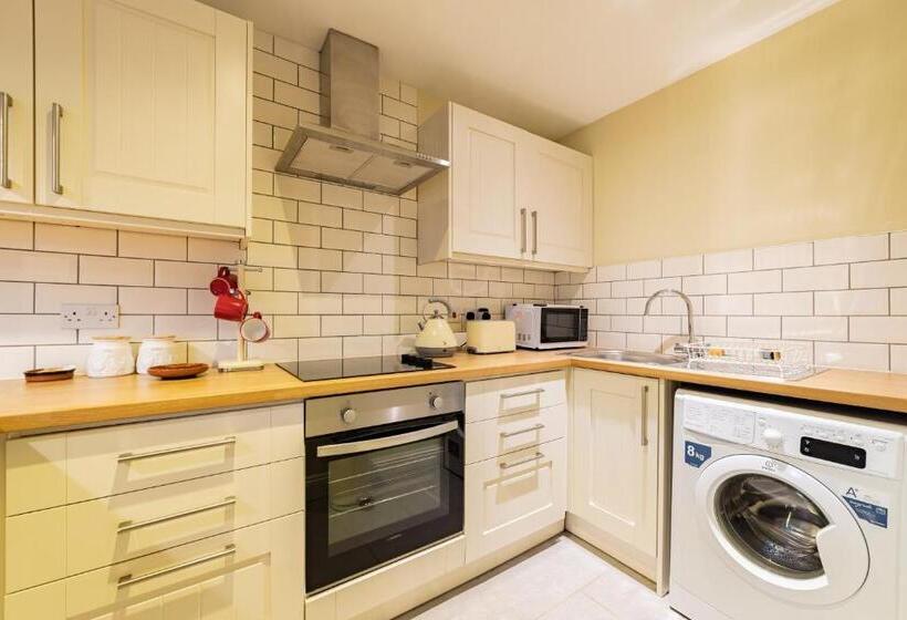 スタンダードバンガロー, George And Dragon