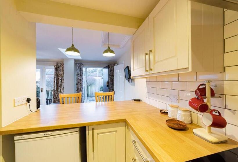 スタンダードバンガロー, George And Dragon