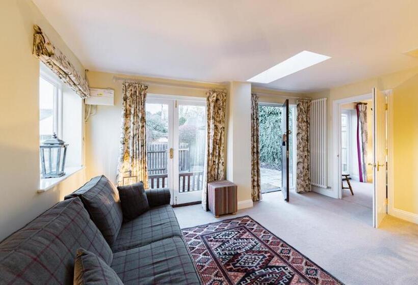 スタンダードバンガロー, George And Dragon