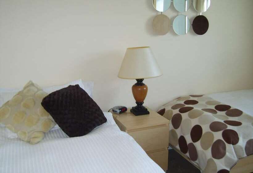 اتاق استاندارد, The Elbow Room