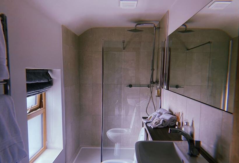 デラックスルーム, The Queens At Horton