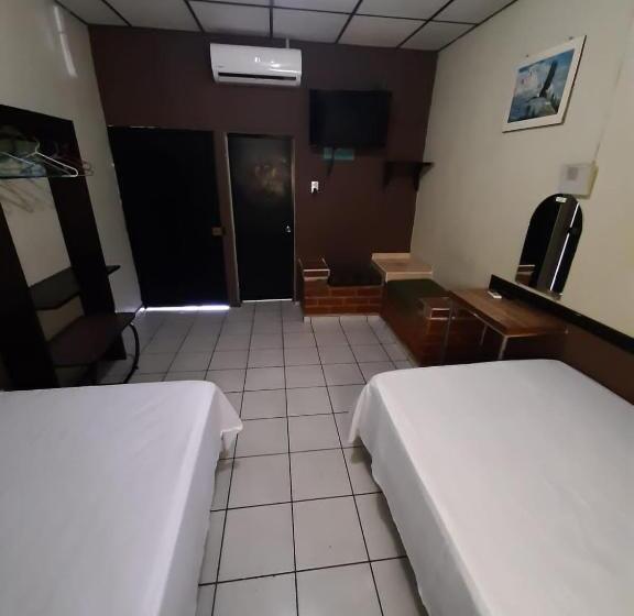 اتاق لوکس, Latino