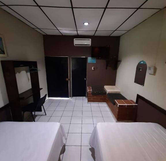 اتاق لوکس, Latino