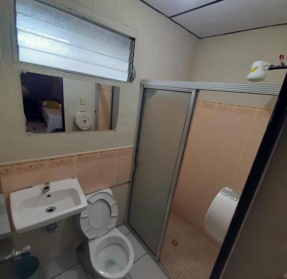 اتاق لوکس, Latino