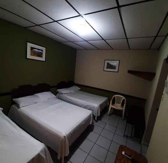 اتاق لوکس خانوادگی, Latino