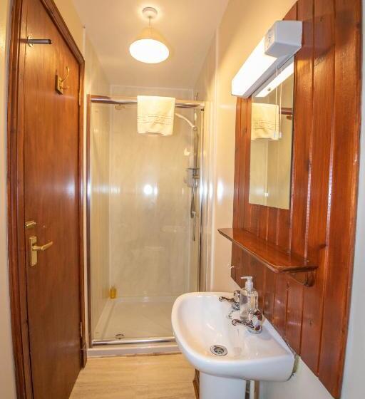 غرفة عائلية, Arle Lodge