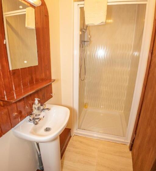 غرفة عائلية, Arle Lodge