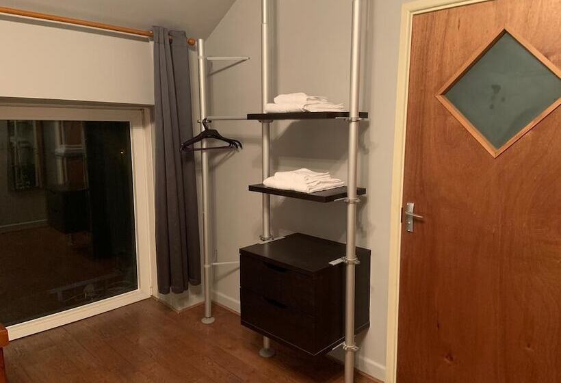 חדר סטנדרט, Halfway House