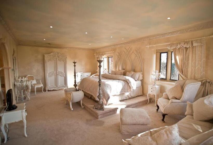 סוויטה, Manor Court