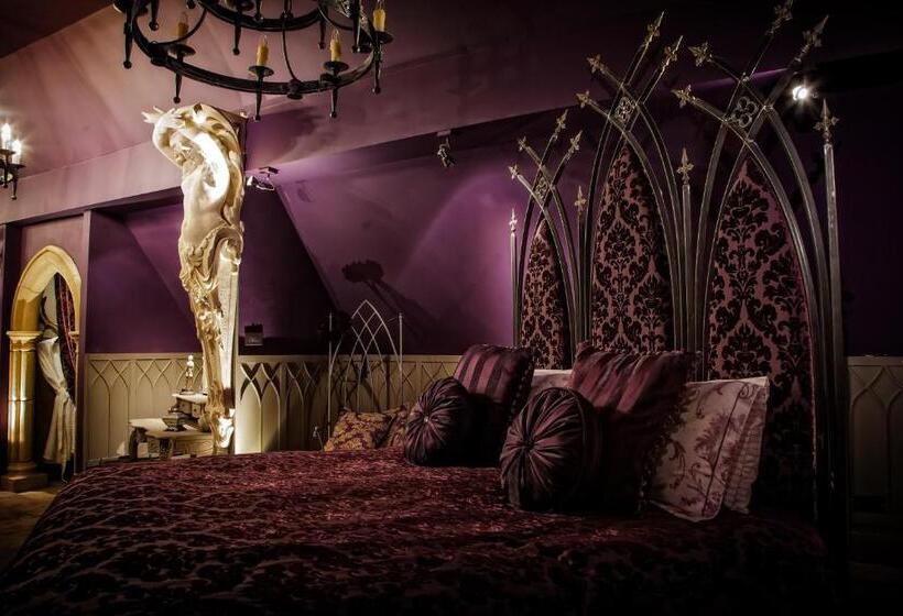 מיטת קינג בסוויטה, Manor Court