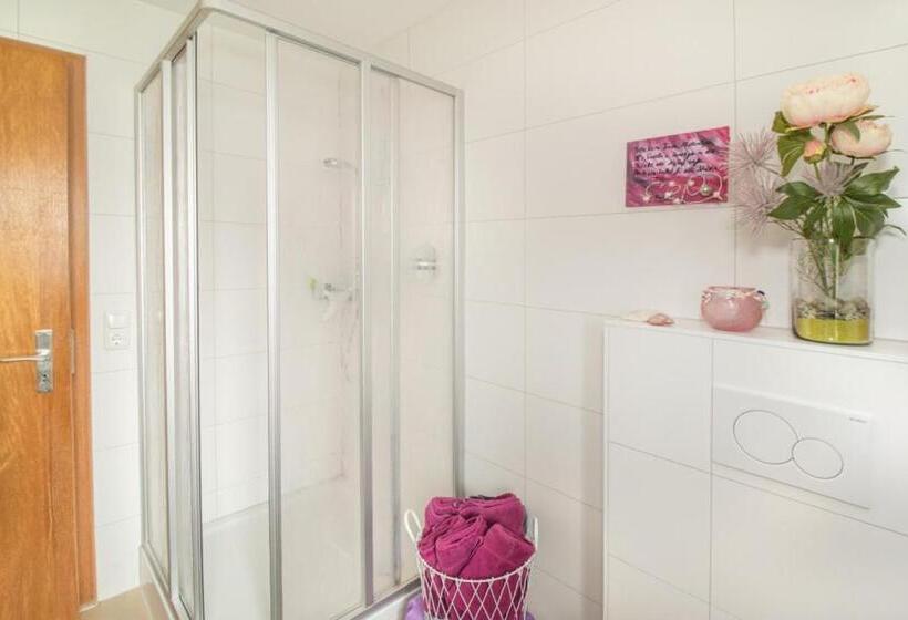 شقة غرفتين, Auf M Reifnhof