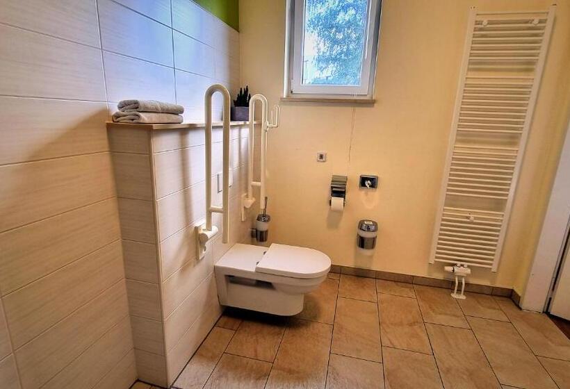 غرفة قياسية فردية لذوى الإحتياجات الخاصة, Haus Vier