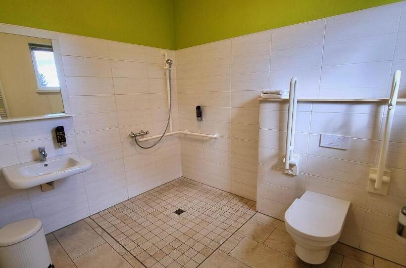 غرفة قياسية فردية لذوى الإحتياجات الخاصة, Haus Vier