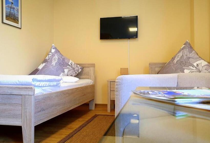 غرفة قياسية ثلاثية مطلة علي الحديقة, Haus Vier