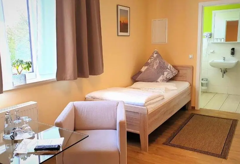 Standard Kolmen Hengen Huone Puutarhanäkymä, Haus Vier