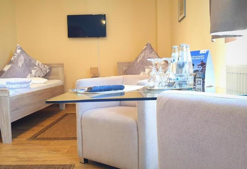 غرفة قياسية ثلاثية مطلة علي الحديقة, Haus Vier