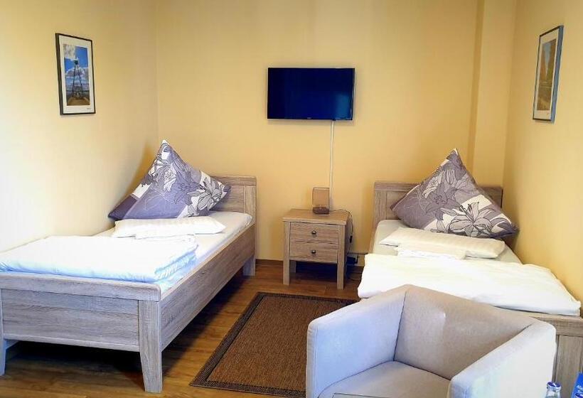 غرفة قياسية ثلاثية مطلة علي الحديقة, Haus Vier