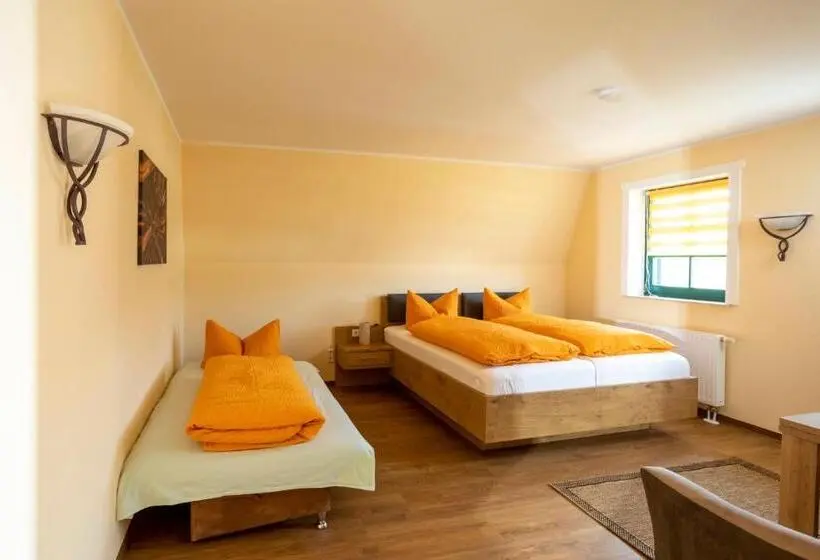 Standard Kolmen Hengen Huone, Pension Kräutermühlenhof Burg