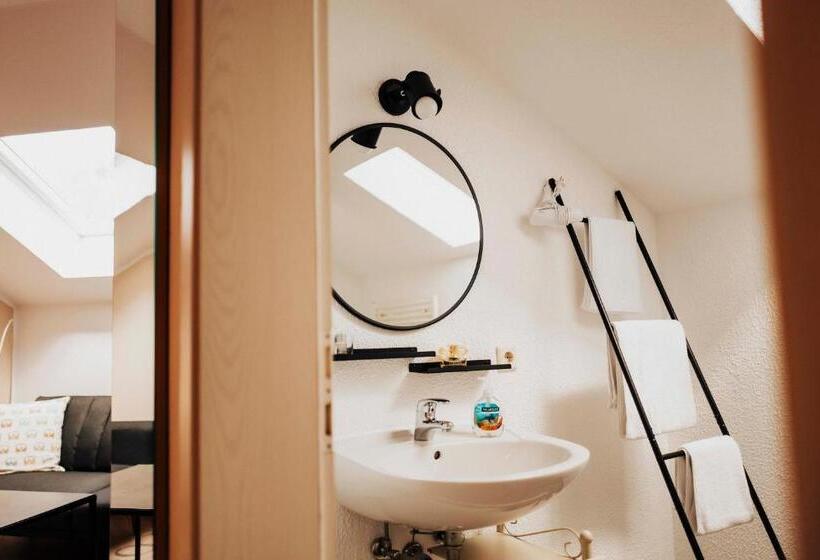 スタンダードスタジオ, Gästehaus Windhagen