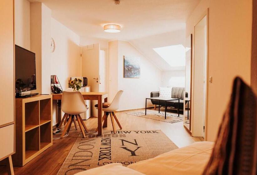 スタンダードスタジオ, Gästehaus Windhagen