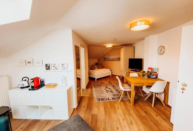 スタンダードスタジオ, Gästehaus Windhagen