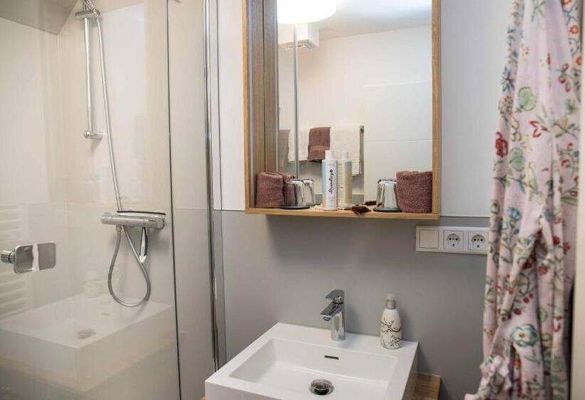 شقة غرفة نوم واحدة مزودة بشُرفة, Villa Westend