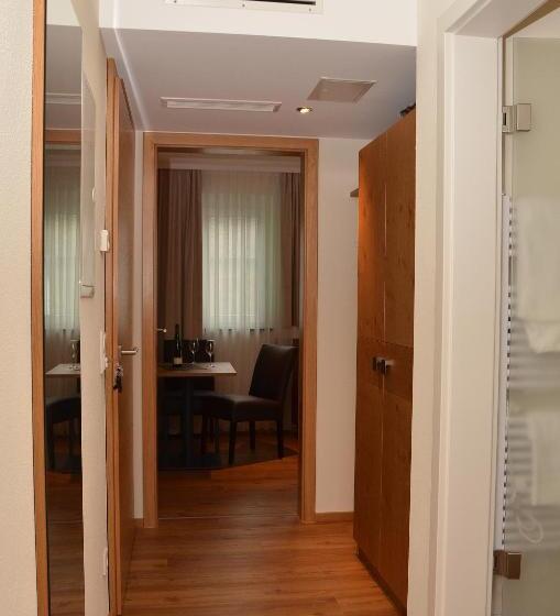 غرفة قياسية ثلاثية مزودة بشرفة, Seminarshof