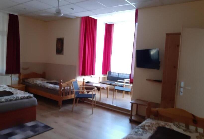 חדר משפחתי, Pension Lehmann