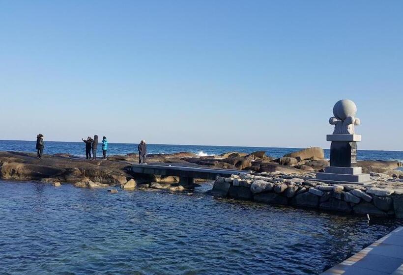 스탠다드 스튜디오 바다 전망, Haetmom House