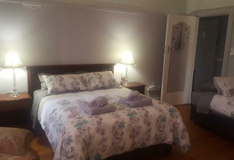 اتاق استاندارد سه نفره, Pretoria Inn