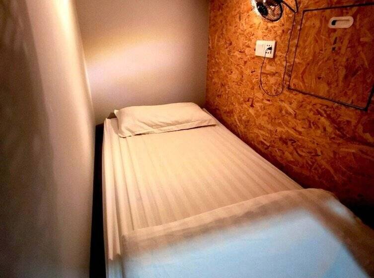 מיטה בחדר משותף, Sleepbox Hotel   Hostel