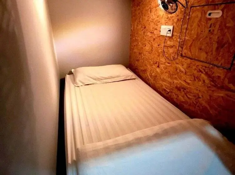 Vuode Makuusalissa, Sleepbox Hotel   Hostel