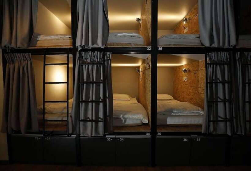 מיטה בחדר משותף, Sleepbox Hotel   Hostel