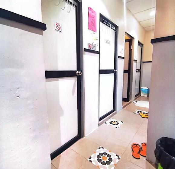 מיטה בחדר משותף, Sleepbox Hotel   Hostel